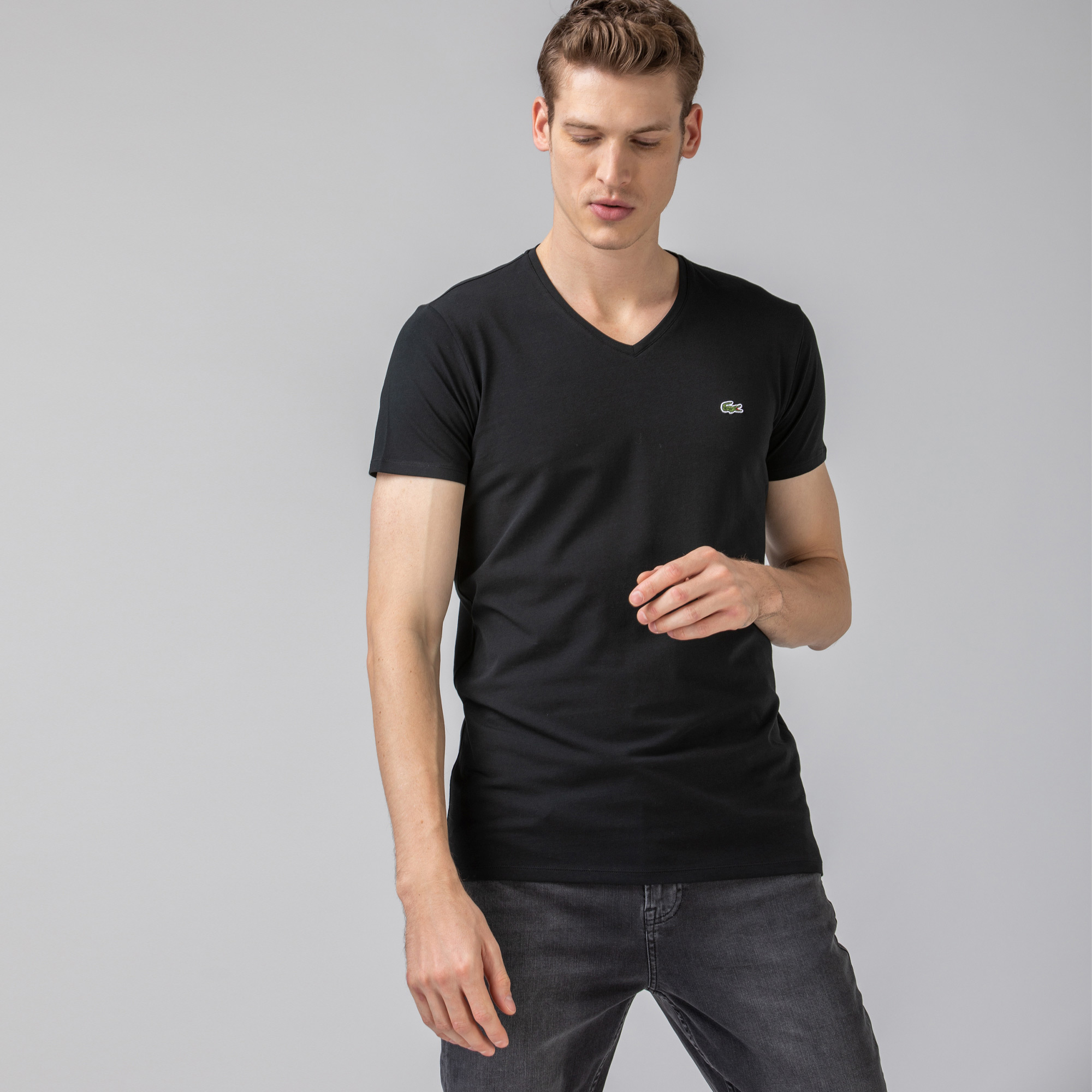 Lacoste Erkek Slim Fit V Yaka Siyah T-Shirt. 1