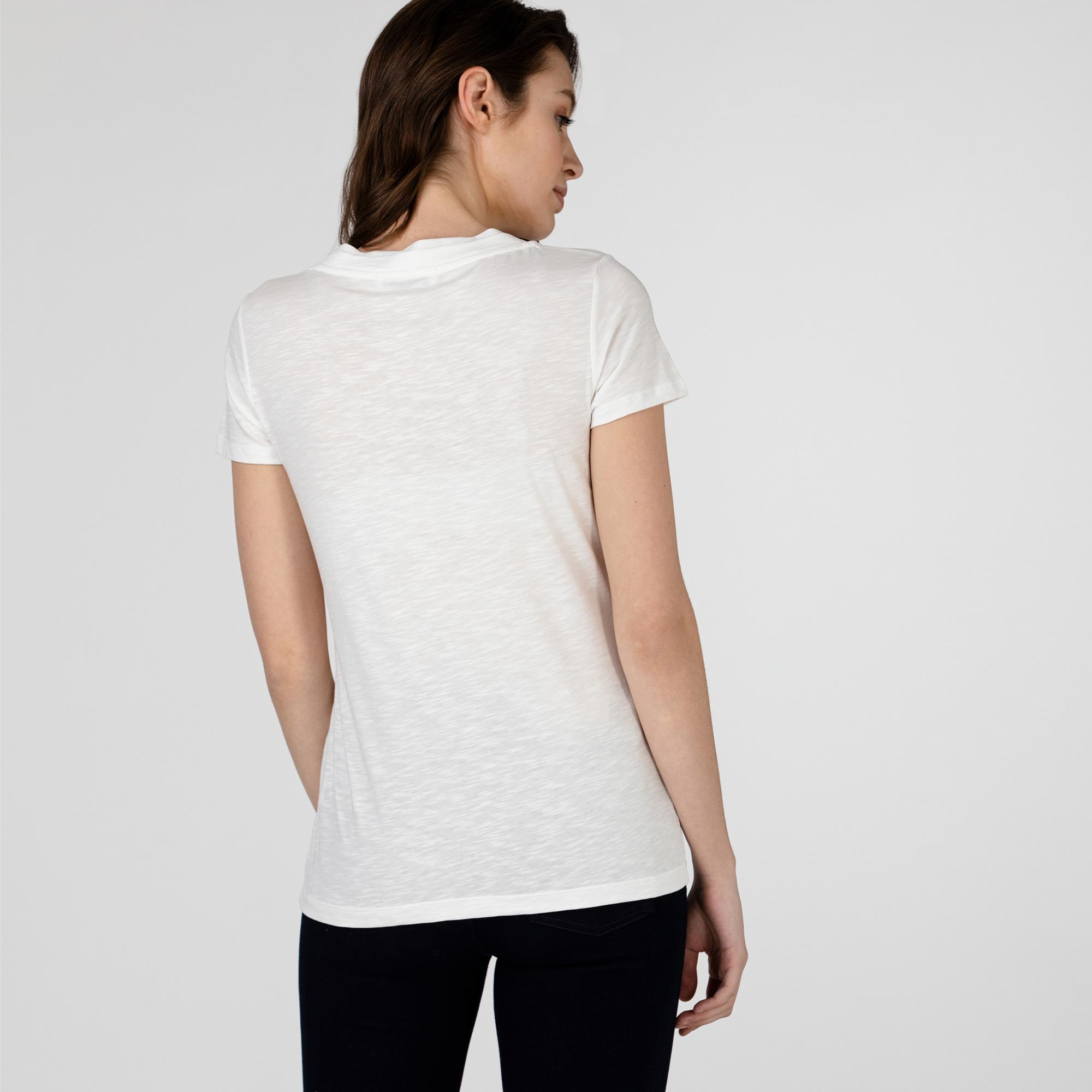 Lacoste Kadın Slim Fit V Yaka Beyaz T-Shirt. 1