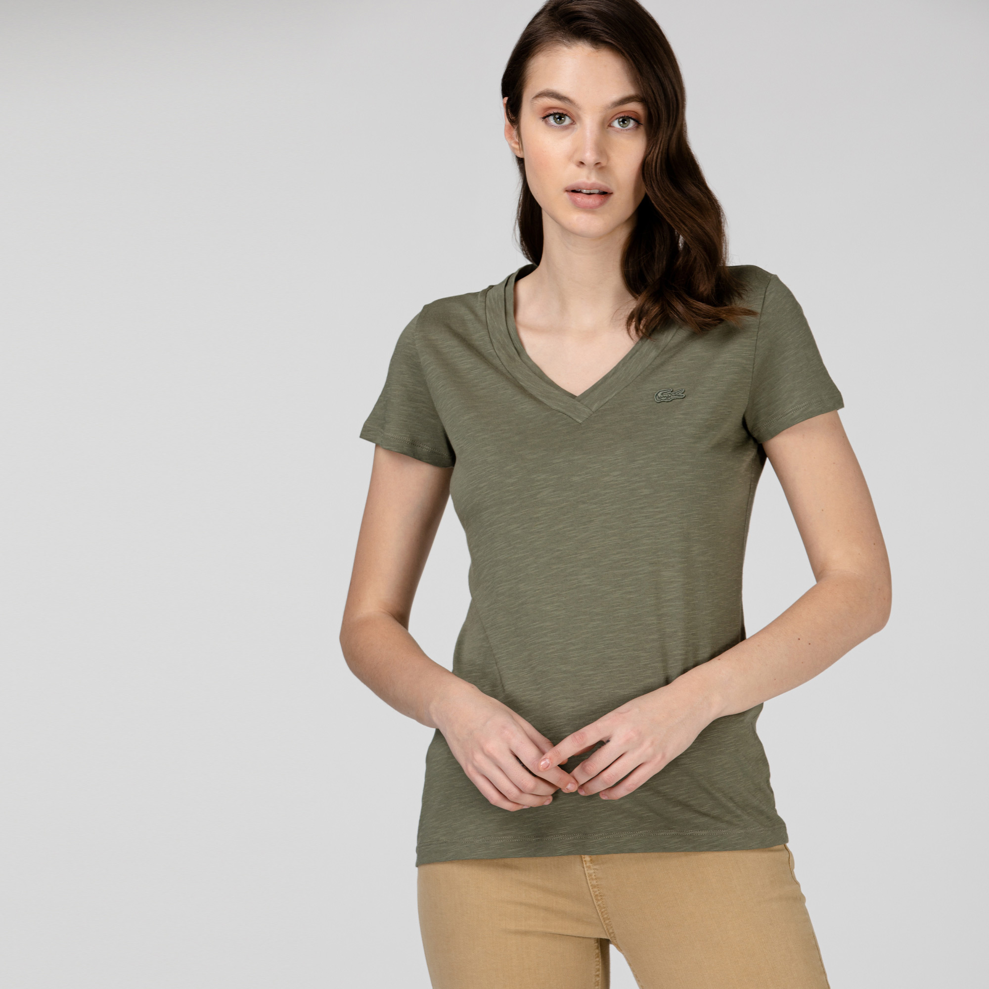 Lacoste Kadın Slim Fit V Yaka Haki T-Shirt. 1