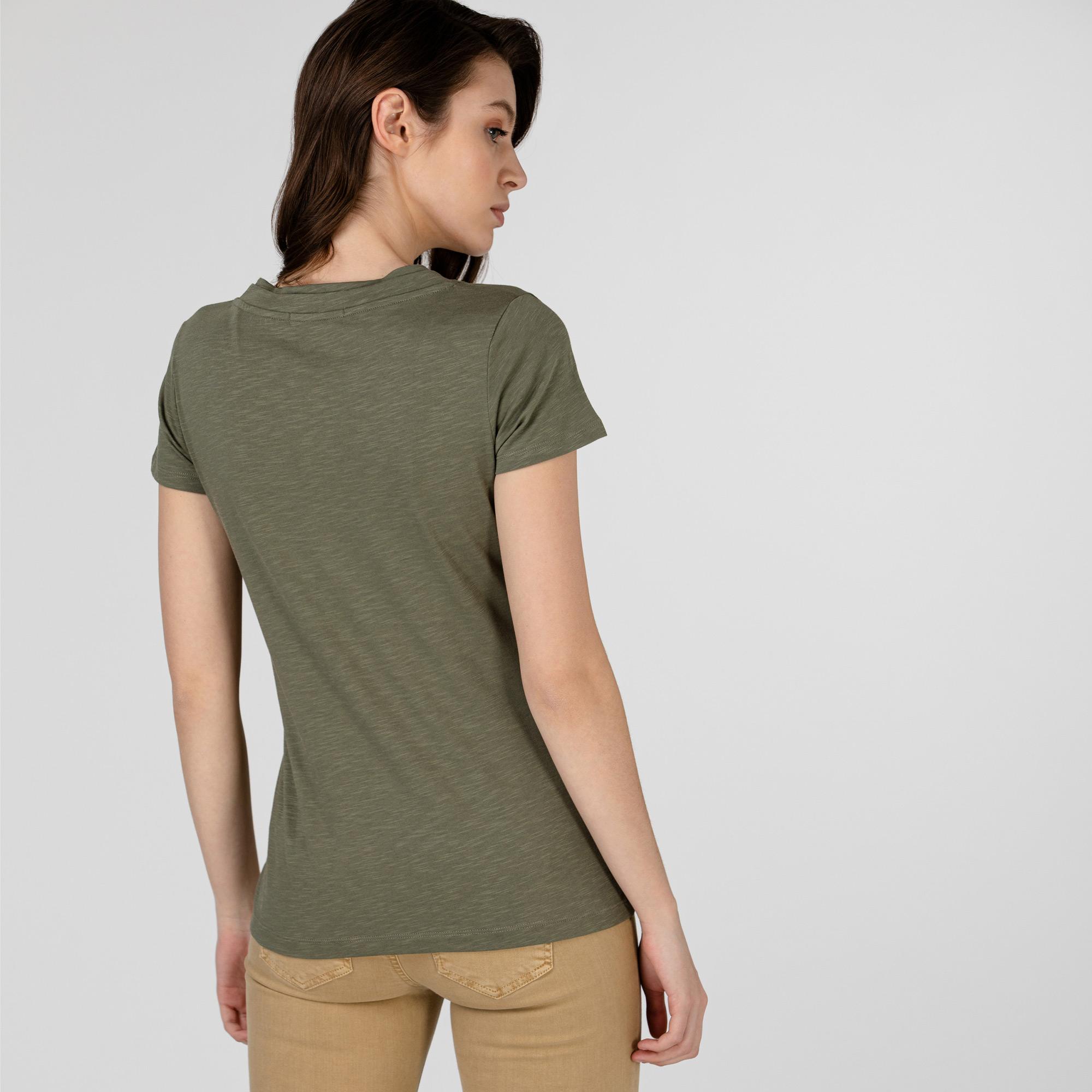 Lacoste Kadın Slim Fit V Yaka Haki T-Shirt. 5