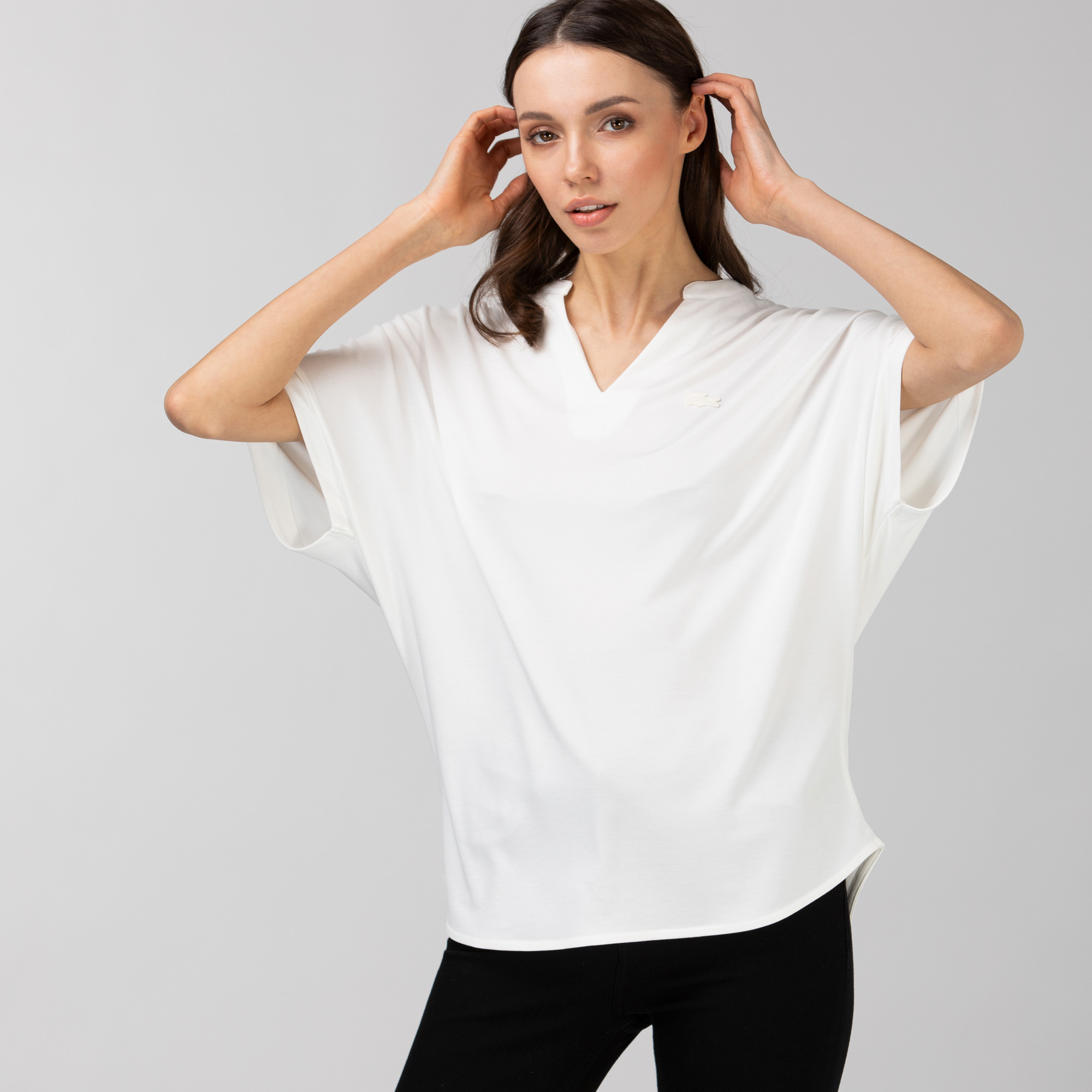 Lacoste Kadın Loose Fit V Yaka Beyaz T-Shirt. 3
