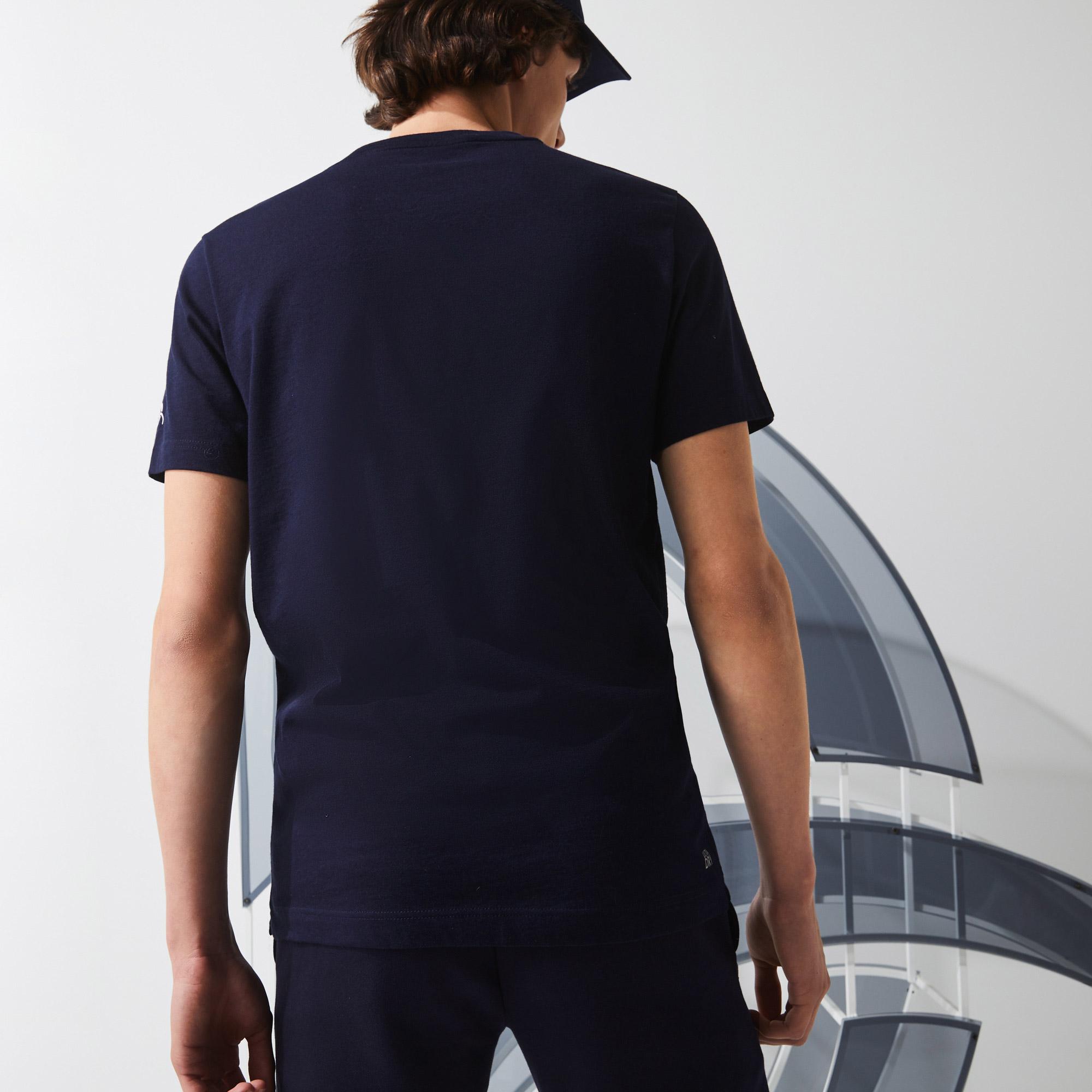 Lacoste Sport Novak Djokovic Erkek Bisiklet Yaka Baskılı Lacivert T-Shirt. 4