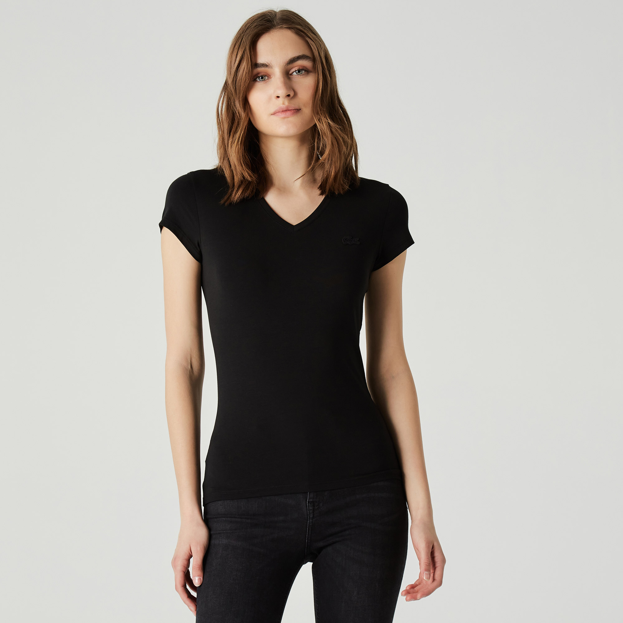 Lacoste Kadın Slim Fit V Yaka Siyah T-Shirt. 1